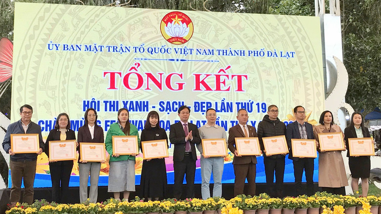 Chủ tịch Ủy ban Mặt trận Tổ quốc Việt Nam thành phố Đà Lạt Nguyễn Quang Hải trao giải Ba cho các doanh nghiệp, khách sạn, cơ sở lưu trú tham gia hội thi.