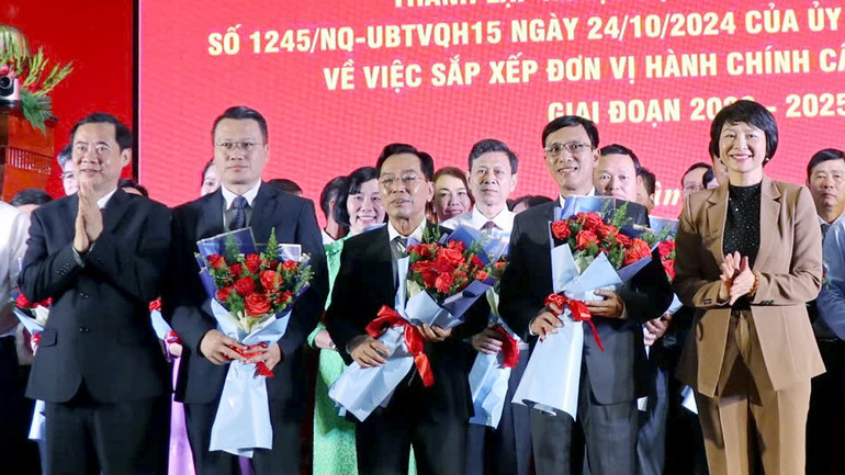 Đồng chí Nguyễn Quý Mỵ (giữa) được chỉ định giữ chức vụ Bí thư Huyện ủy Đạ Huoai, hai Phó Bí thư Huyện ủy gồm đồng chí Nguyễn Tiến Dũng và đồng chí Nguyễn Mạnh Việt.