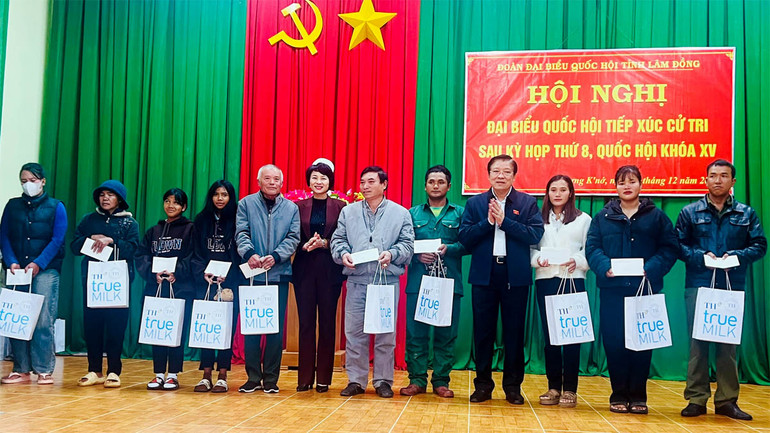 Đồng chí Phan Đình Trạc và Phó Bí thư Tỉnh ủy, Chủ tịch HĐND tỉnh Lâm Đồng Phạm Thị Phúc trao quà tặng các gia đình chính sách, hộ nghèo, hộ có hoàn cảnh khó khăn huyện Lạc Dương.