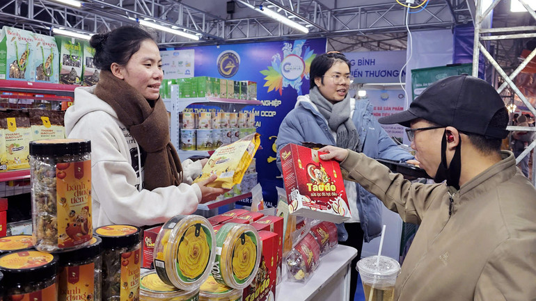 Người dân tham quan, mua sắm tại chương trình trưng bày giới thiệu và xúc tiến thương mại sản phẩm OCOP.