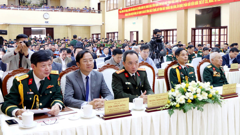 Đại biểu tham dự buổi lễ.