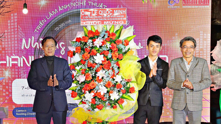 Được sự ủy quyền của đồng chí Lê Quốc Minh, Ủy viên Trung ương Đảng, Tổng Biên tập Báo Nhân Dân, Phó Trưởng Ban Tuyên giáo Trung ương, Chủ tịch Hội Nhà báo Việt Nam, đồng chí Uông Thái Biểu, Vụ trưởng, phụ trách Báo Nhân Dân khu vực Tây Nguyên trao lẵng hoa chúc mừng đơn vị tổ chức và bảo trợ truyền thông cho triển lãm.