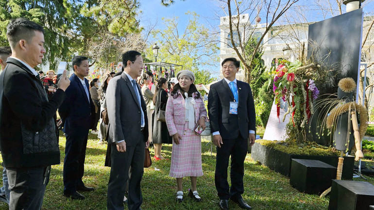 Chủ tịch Hiệp hội hoa Đà Lạt Phan Thanh Sang (bên phải) giới thiệu các tác phẩm triển lãm với đại biểu.