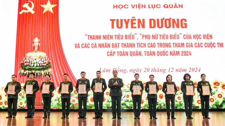 Thiếu tướng Đỗ Anh Tuấn, Phó Giám đốc Học viện Lục quân trao các danh hiệu “Thanh niên tiêu biểu” và “Phụ nữ tiêu biểu” và các cá nhân đạt giải cao tại các hội thi cấp toàn quân, toàn quốc năm 2024.