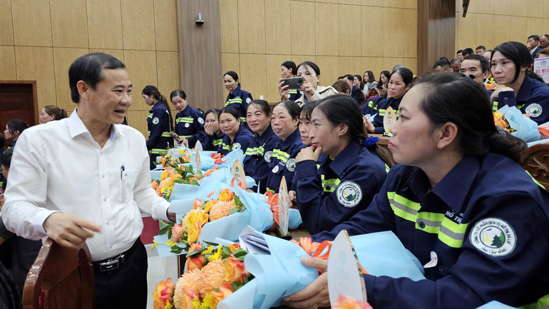 Quyền Bí thư Tỉnh ủy Lâm Đồng Nguyễn Thái Học trò chuyện với công nhân môi trường tại lễ tuyên dương. Quyền Bí thư Tỉnh ủy Lâm Đồng Nguyễn Thái Học trò chuyện với công nhân môi trường tại lễ tuyên dương.