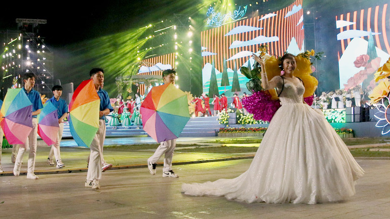 Chương trình canaval với sự tham gia trình diễn của 14 nhóm nghệ thuật.