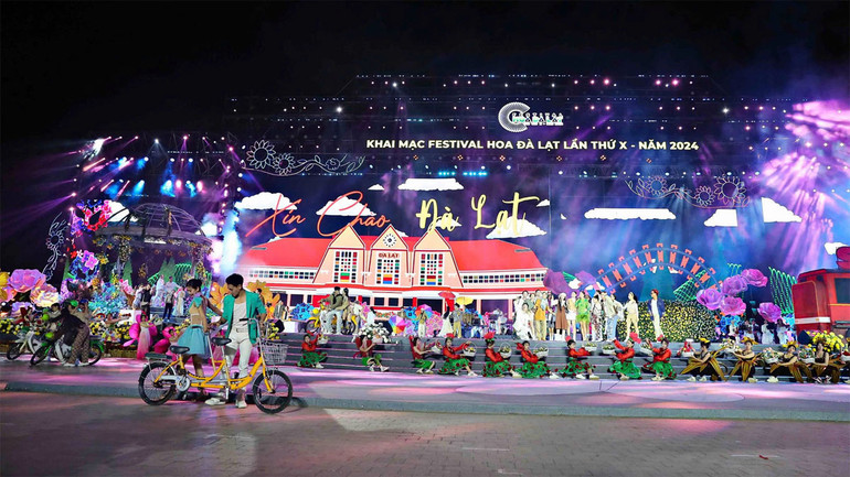 Hoạt cảnh trong đêm khai hội Festival Hoa Đà Lạt lần thứ 10 năm 2024.