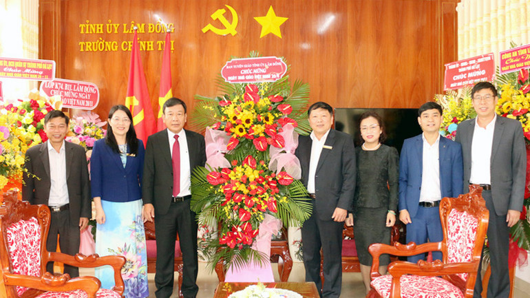 Đồng chí Bùi Thắng chúc mừng Trường Chính trị tỉnh Lâm Đồng nhân Ngày Nhà giáo Việt Nam 20/11.