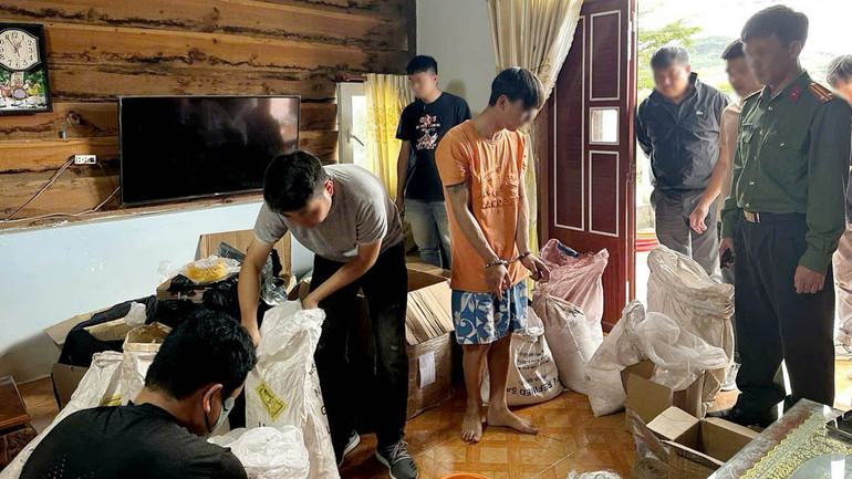 Lực lượng chức năng kiểm tra hành chính, phát hiện B.V.L đang tàng trữ nhiều loại hóa chất, tiền chất thuốc nổ dùng để chế tạo pháo hoa, pháo trứng chơi vào dịp Tết.