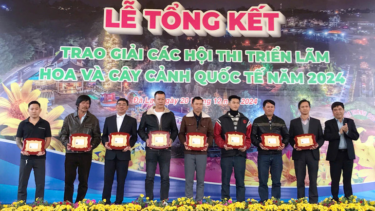 Phó Chủ tịch HĐND thành phố Đà Lạt Nguyễn Văn Tới trao huy chương vàng cho các tổ chức và cá nhân.