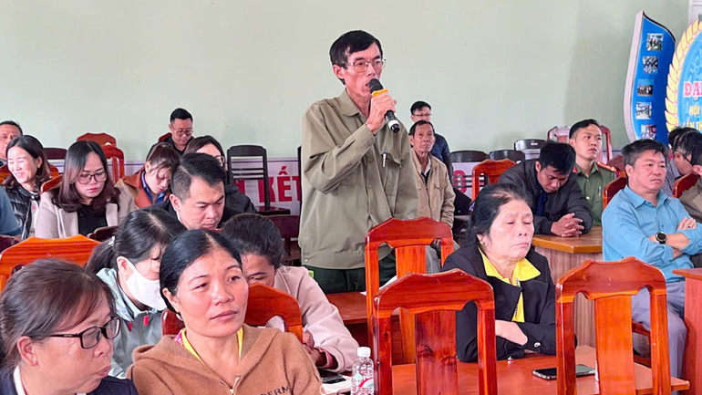 Cử tri phát biểu ý kiến tại buổi tiếp xúc.