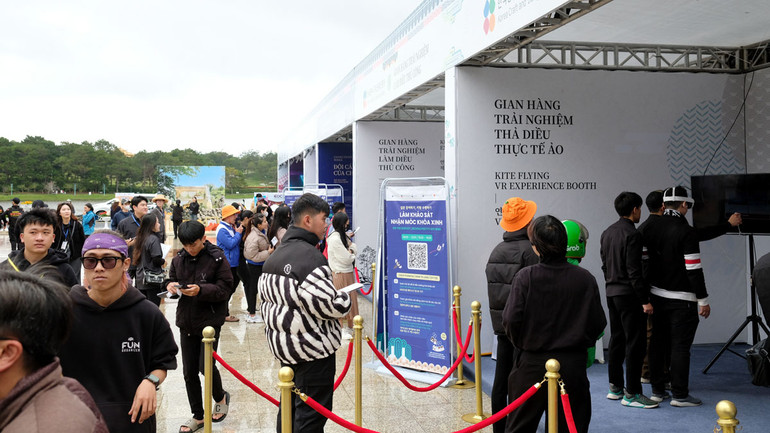 Ngày hội thu hút đông đảo người dân địa phương và du khách tham dự.