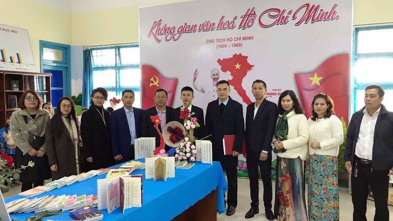 Đại biểu tham dự buổi lễ và thầy cô giáo trong "Không gian văn hóa Hồ Chí Minh” được xây dựng tại Trường tiểu học Lê Quý Đôn.