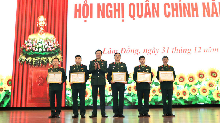 Thiếu tướng Trần Danh Khải, Chính ủy Học viện Lục quân trao bằng khen tặng các cá nhân.