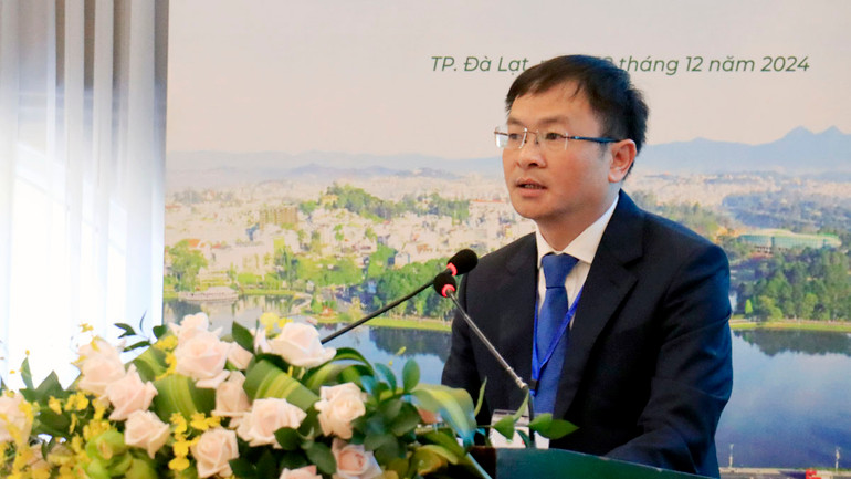 Chủ tịch Ủy ban nhân dân thành phố Đà Lạt Đặng Quang Tú phát biểu khai mạc hội thảo.