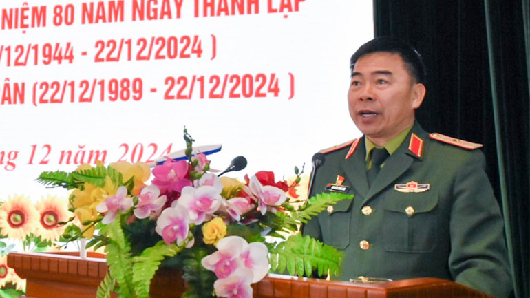 Phó Chính ủy Học viện Lục quân biểu dương những thành tích mà cán bộ, giảng viên, học viên, nhân viên, chiến sĩ Học viện đạt được trong đợt thi đua cao điểm.