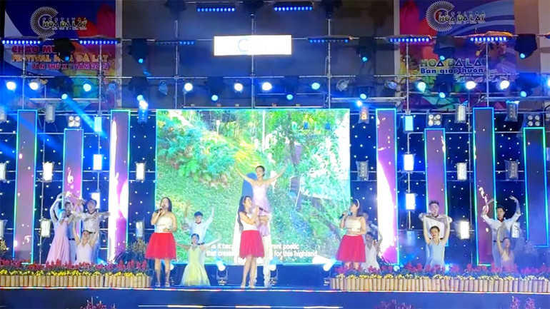 Tiết mục biểu diễn của giáo viên Trường mầm non 5 thành phố Đà Lạt và vũ đoàn Pha Lê. Tiết mục biểu diễn của giáo viên Trường mầm non 5 thành phố Đà Lạt và vũ đoàn Pha Lê.