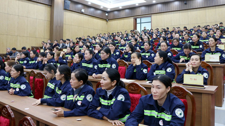 181 công nhân môi trường được tôn vinh về những cống hiến để thành phố Đà Lạt ngày càng xanh-sạch-đẹp. 181 công nhân môi trường được tôn vinh về những cống hiến để thành phố Đà Lạt ngày càng xanh-sạch-đẹp.