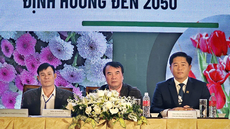 Các đồng chí chủ trì buổi tọa đàm.