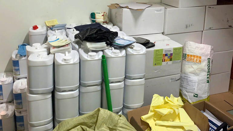 Lực lượng công an phát hiện số lượng rất lớn hàng hóa nghi là thuốc bảo vệ thực vật không có bao bì, nhãn mác tại nơi ở của Phong.