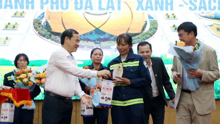 Quyền Bí thư Tỉnh ủy Lâm Đồng và Bí thư Thành ủy Đà Lạt Đặng Đức Hiệp trao biểu trưng và hoa tặng công nhân tại lễ tôn vinh. Quyền Bí thư Tỉnh ủy Lâm Đồng và Bí thư Thành ủy Đà Lạt Đặng Đức Hiệp trao biểu trưng và hoa tặng công nhân tại lễ tôn vinh.