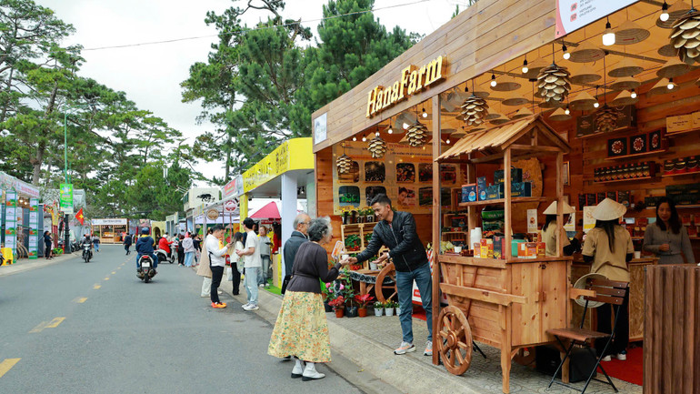 Du khách dùng thử đặc sản Đà Lạt - Lâm Đồng. Du khách dùng thử đặc sản Đà Lạt - Lâm Đồng.