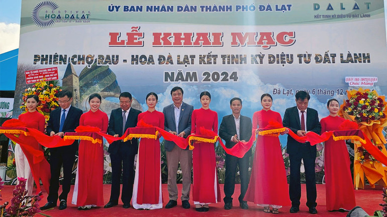 Các đại biểu thực hiện nghi thức khai mạc.