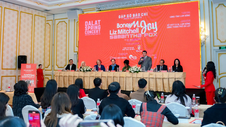 Quang cảnh cuộc gặp gỡ báo chí.