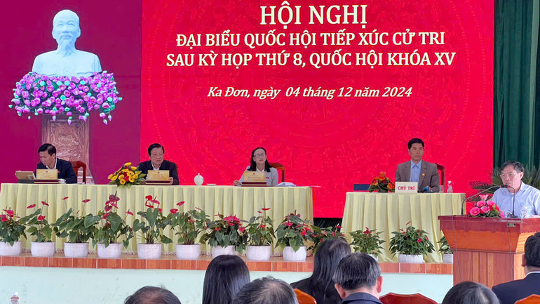 Phó Chủ tịch Ủy ban nhân dân tỉnh Lâm Đồng Võ Ngọc Hiệp tiếp thu, giải trình ý kiến kiến nghị của cử tri.