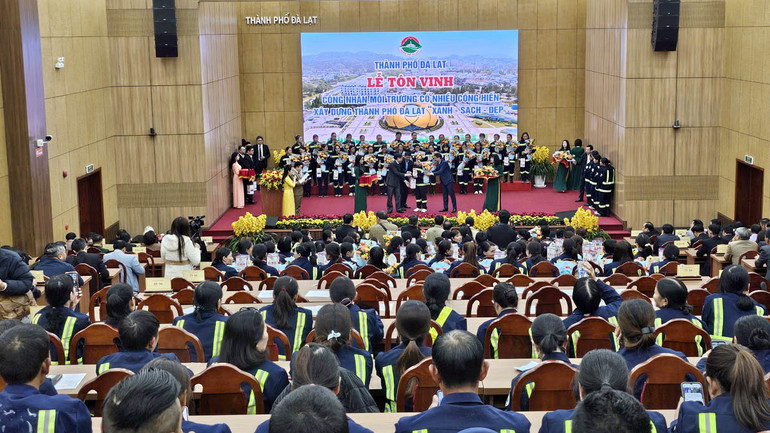 Quang cảnh buổi lễ. Quang cảnh buổi lễ.