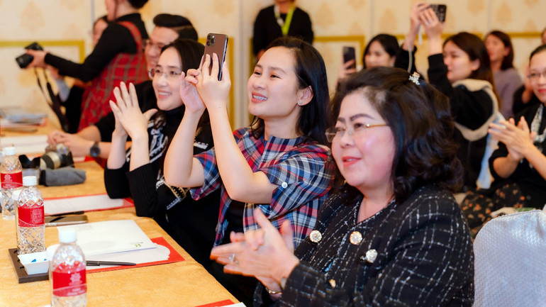 Nhiều người tỏ ra hào hứng khi gặp trực tiếp những huyền thoại âm nhạc.