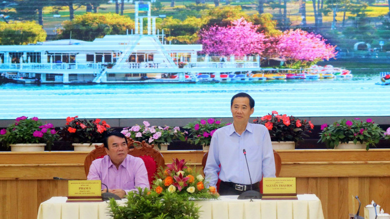 Quyền Bí thư Tỉnh ủy Lâm Đồng Nguyễn Thái Học chúc mừng thành tích của đội bóng đá U21 Lâm Đồng tại buổi gặp mặt. Quyền Bí thư Tỉnh ủy Lâm Đồng Nguyễn Thái Học chúc mừng thành tích của đội bóng đá U21 Lâm Đồng tại buổi gặp mặt.