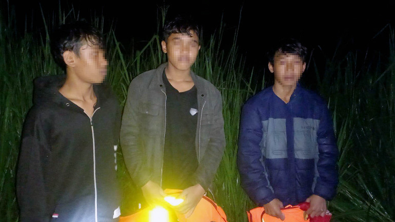 Ba thiếu niên bị mắc kẹt giữa sông Đồng Nai được đưa vào bờ an toàn.