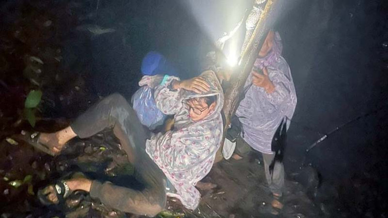 Sau hơn 3 giờ tổ chức tìm kiếm, lực lượng cứu hộ, cứu nạn đã tìm thấy các du khách đi lạc trong rừng.