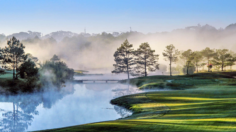 Một góc Đồi Cù trong sương.