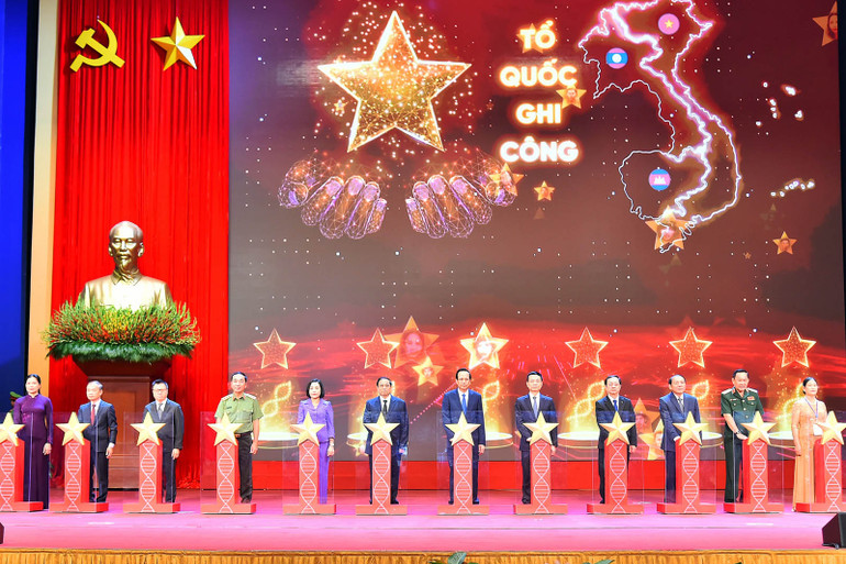 Thủ tướng Phạm Minh Chính và các đại biểu thực hiện nghi thức kích hoạt ra mắt “Ngân hàng gen liệt sĩ chưa xác định được thông tin và thân nhân liệt sĩ”. (Ảnh: THỦY NGUYÊN)