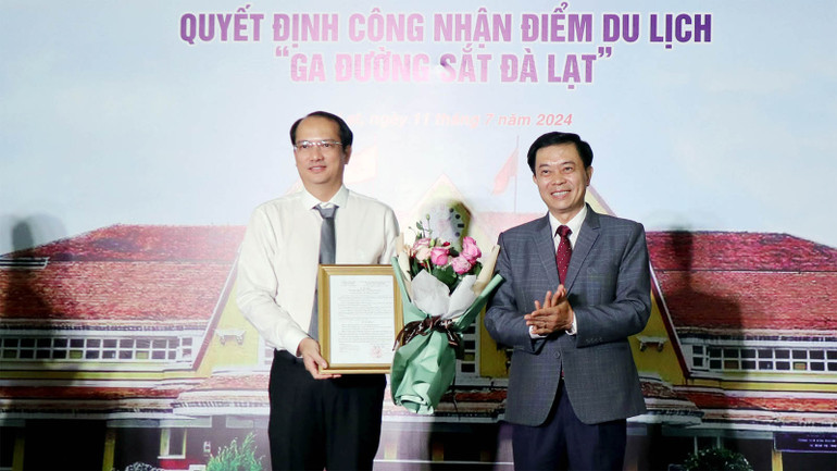 Giám đốc Sở Văn hóa, Thể thao và Du lịch Lâm Đồng trao quyết định của Ủy ban nhân dân tỉnh công nhận điểm du lịch “Ga đường sắt Đà Lạt” cho đại diện ngành đường sắt Việt Nam. Giám đốc Sở Văn hóa, Thể thao và Du lịch Lâm Đồng trao quyết định của Ủy ban nhân dân tỉnh công nhận điểm du lịch “Ga đường sắt Đà Lạt” cho đại diện ngành đường sắt Việt Nam.