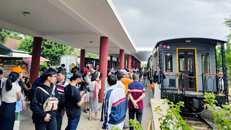 Du khách tham quan ga Đà Lạt. Du khách tham quan ga Đà Lạt.