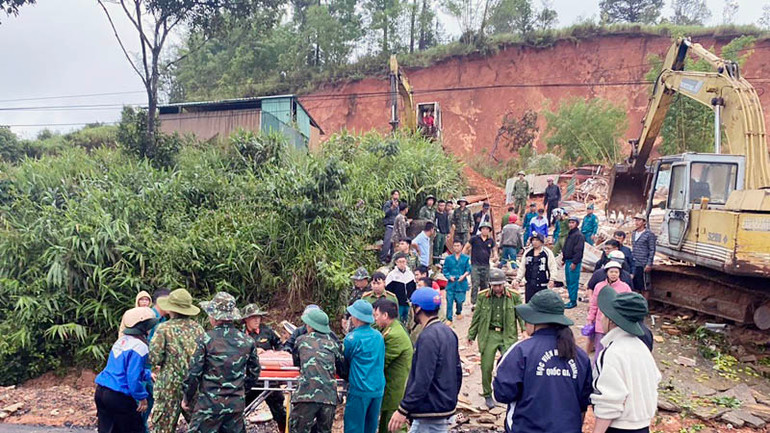 Lực lượng chức năng triển khai công tác cứu hộ.