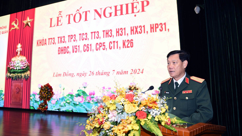 Thiếu tướng Đỗ Minh Xương, Giám đốc Học viện Lục quân phát biểu ý kiến tại buổi lễ.