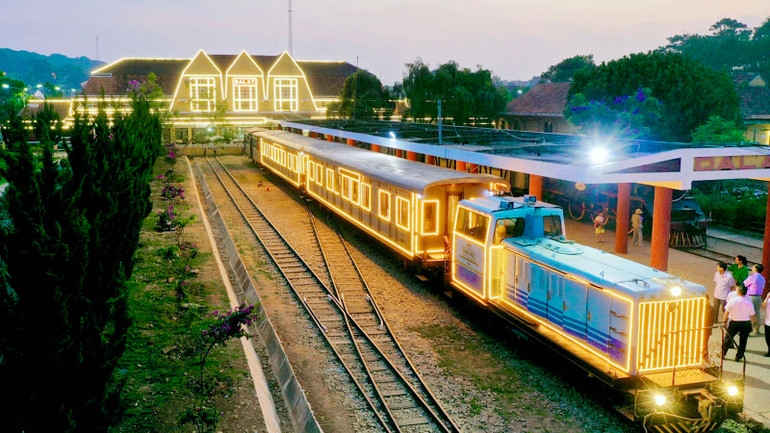 Tổng Công ty Đường sắt Việt Nam đã khai trương dịch vụ “Hành trình đêm Đà Lạt” trên tàu lửa cổ. Tổng Công ty Đường sắt Việt Nam đã khai trương dịch vụ “Hành trình đêm Đà Lạt” trên tàu lửa cổ.