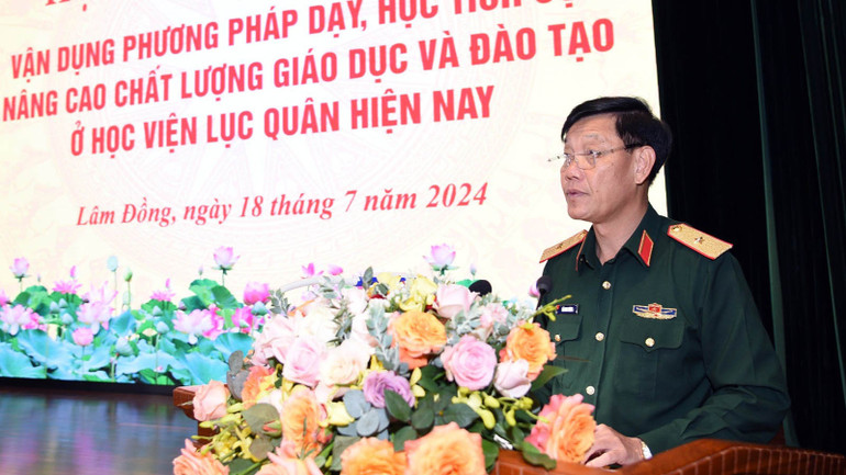 Thiếu tướng Đỗ Minh Xương phát biểu ý kiến tại hội thảo.