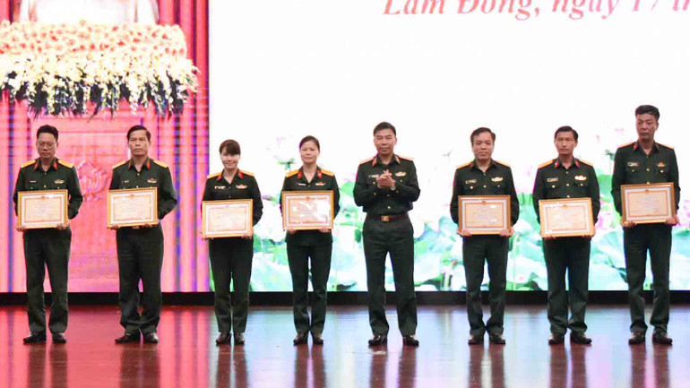 Đảng ủy Học viện Lục quân tặng giấy khen cho tổ chức đảng hoàn thành xuất sắc nhiệm vụ tiêu biểu. Đảng ủy Học viện Lục quân tặng giấy khen cho tổ chức đảng hoàn thành xuất sắc nhiệm vụ tiêu biểu.