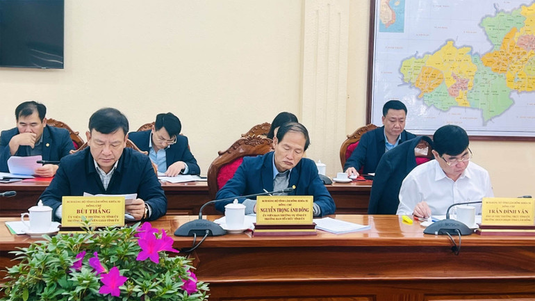 Lãnh đạo Tỉnh ủy Lâm Đồng và các ban thuộc Tỉnh ủy tham dự phiên họp. (Ảnh: N.T)