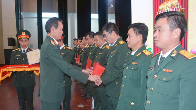 Trao bằng tốt nghiệp loại giỏi cho học viên Việt Nam.