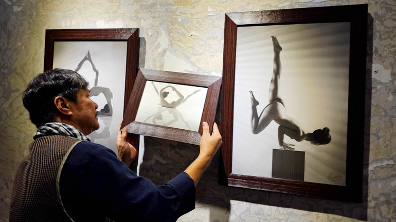 Nhiếp ảnh gia Thái Phiên và những tác phẩm của ông tại không gian Cung đường nghệ thuật Đà Lạt mùa 2.