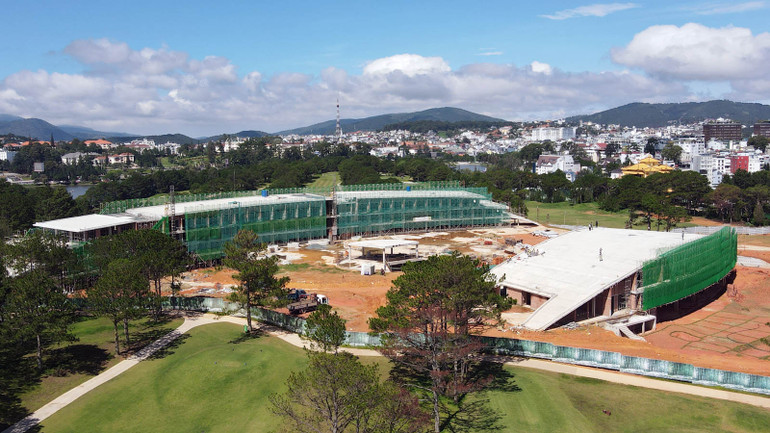 Hiện trạng tòa nhà câu lạc bộ golf trong Đồi Cù, thành phố Đà Lạt vẫn được giữ nguyên để chờ phán quyết của cơ quan chức năng.