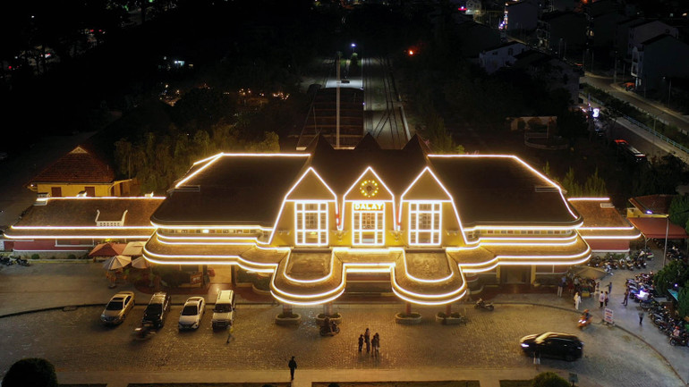 Nhà ga Đà Lạt về đêm. Nhà ga Đà Lạt về đêm.