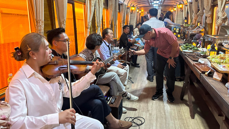 Với chuyến tàu đêm Đà Lạt-Trại Mát, du khách được thưởng thức âm nhạc và tiệc tối theo yêu cầu. Với chuyến tàu đêm Đà Lạt-Trại Mát, du khách được thưởng thức âm nhạc và tiệc tối theo yêu cầu.