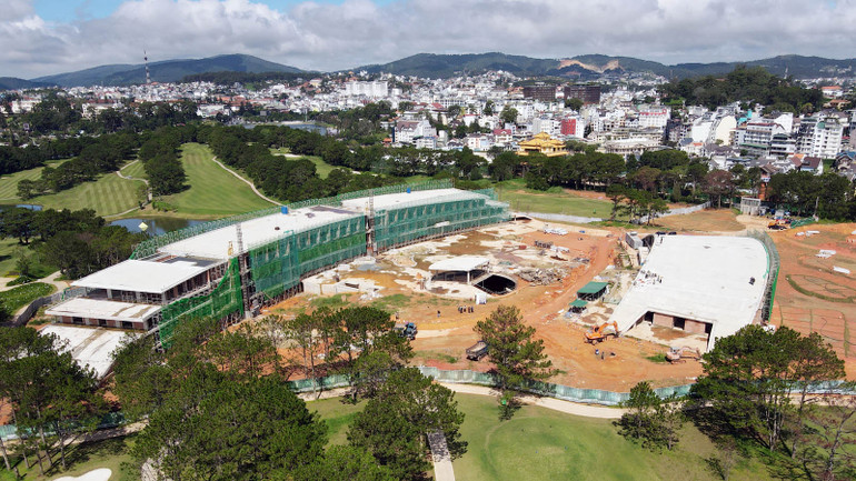 Việc thu hồi và hủy bỏ văn bản số 4134 và quyết định số 2068 không đồng nghĩa với việc không xử lý đối với các sai phạm tại công trình tòa nhà câu lạc bộ golf.